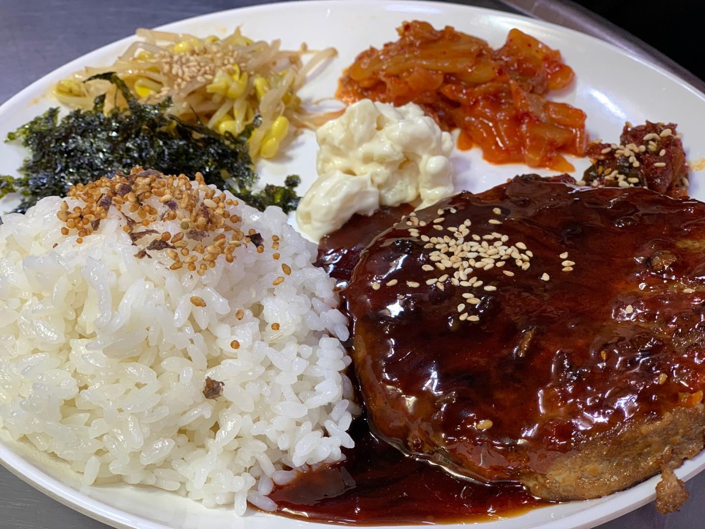 Mat Yang Gab | Mangwon For only ₩6,000 you get noodle soup and hamburger steak